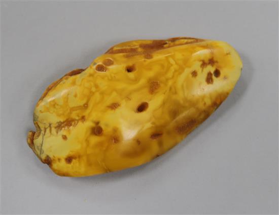 A free form piece of raw amber, gross weight 76 grams, 11.6cm.